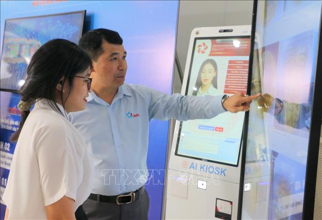 Người dân phường Long Xuyên trải nghiệm các tiện ích khi thực hiện các thủ tục hành chính trên môi trường số. Ảnh: Công Mạo - TTXVN
